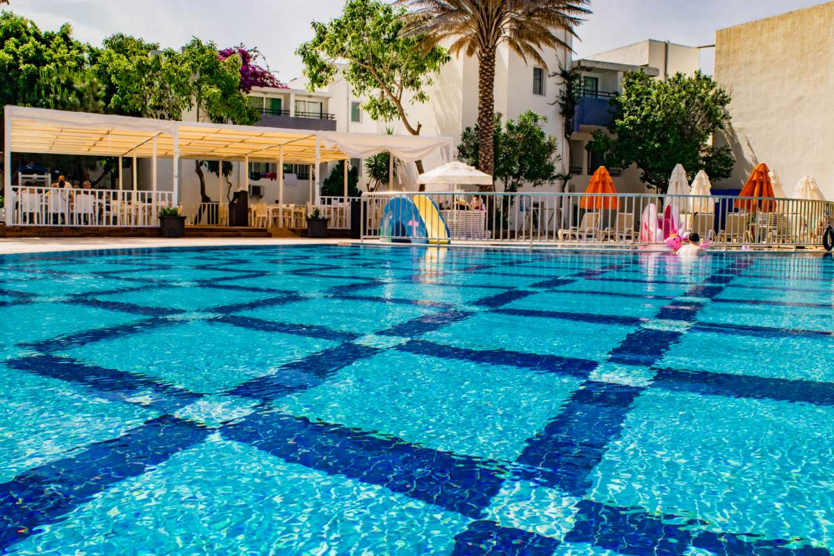 Pool & Beach